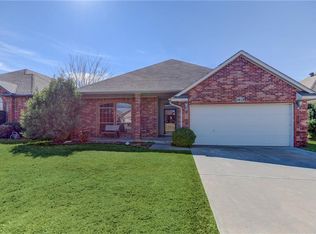 1812 NE 11th St, Moore, OK 73160