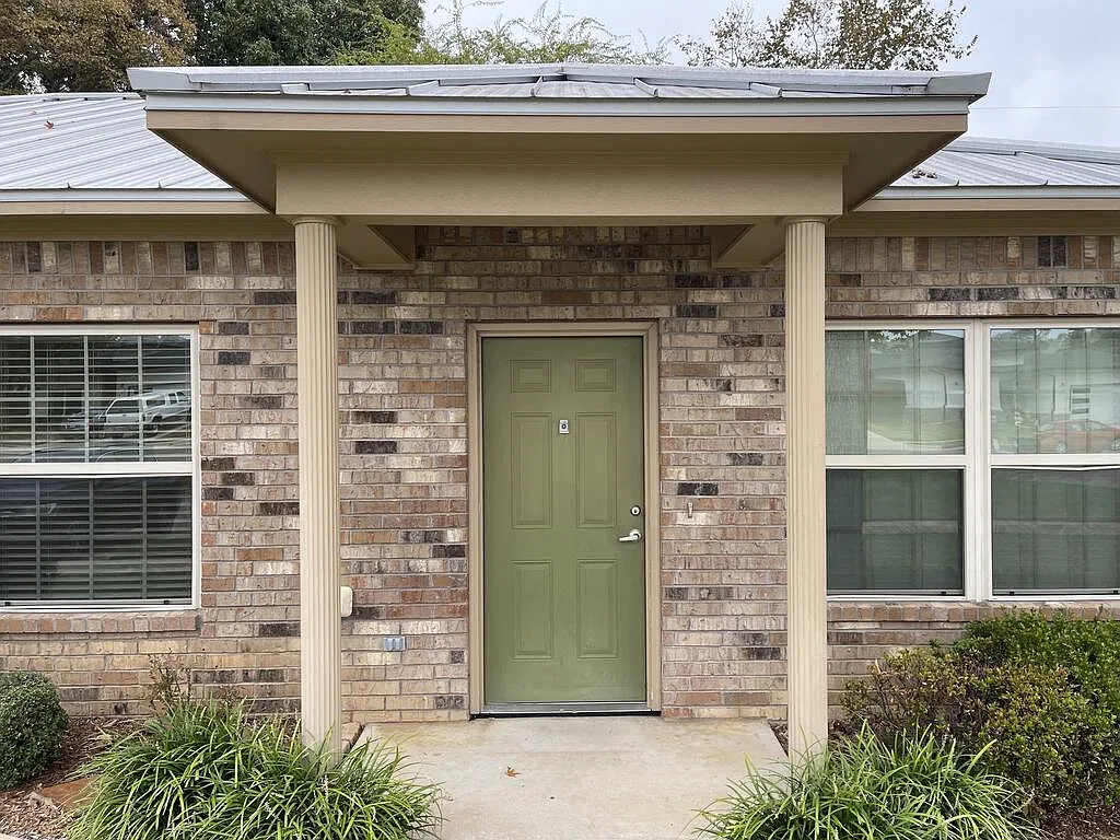 2 bed, 1.0 bath, 950 sqft, $1,425 — Photo 2