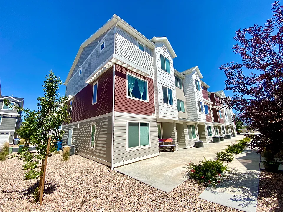 1103 E Yard Row