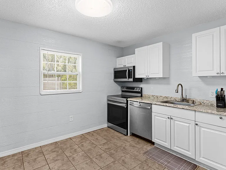 2334 N Roxbury Rd — Photo 5