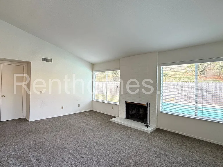 1553 Palomar Dr — Photo 10