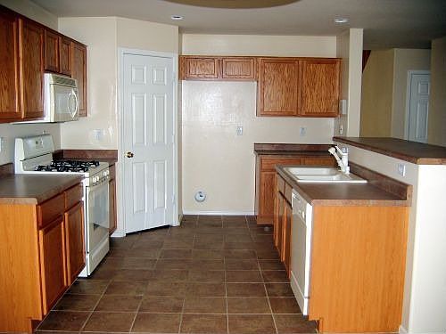 5th image of 15138 W Monroe St