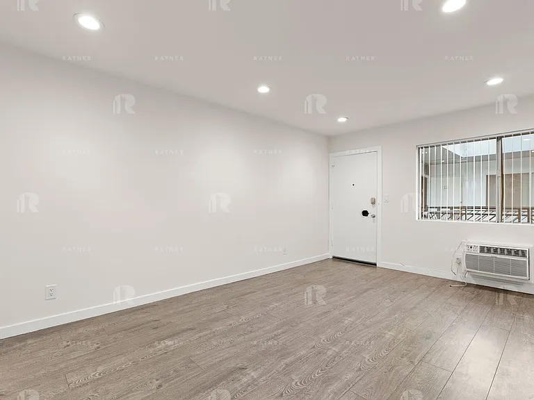 (AR/GA/YO:B) 7259 Willoughby Avenue — Photo 3