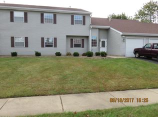 8 Gant Cir, Streamwood, IL 60107