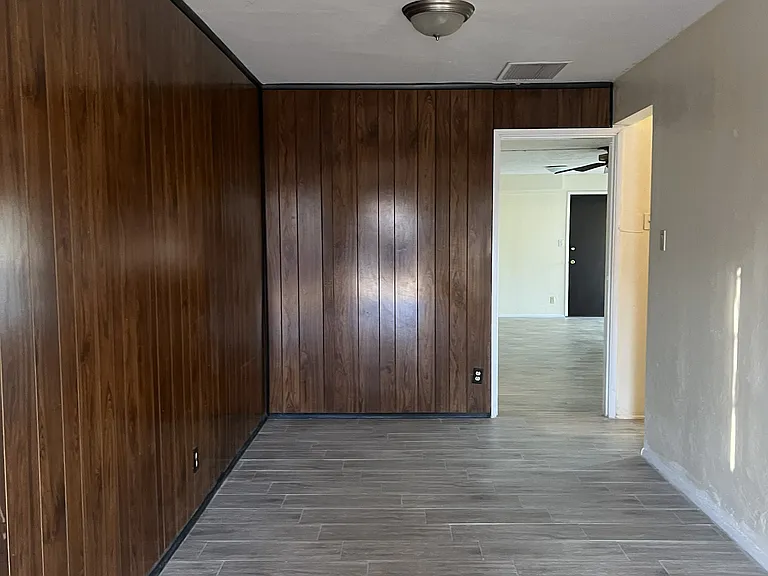 1421 E Elm St — Photo 10