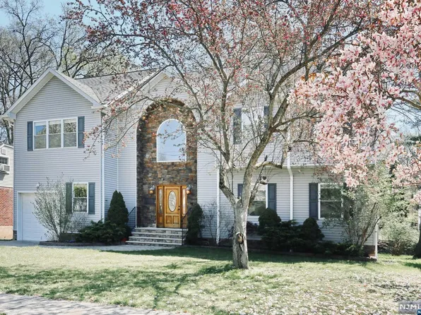 406 Oak Ave, River Edge, NJ 07661