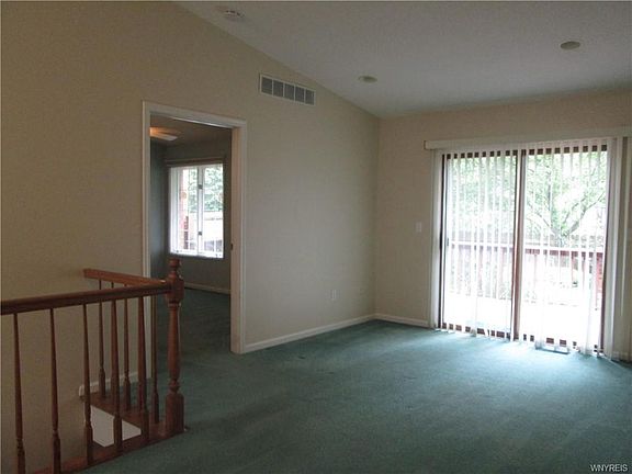 4th image of 22 Woodpointe Run