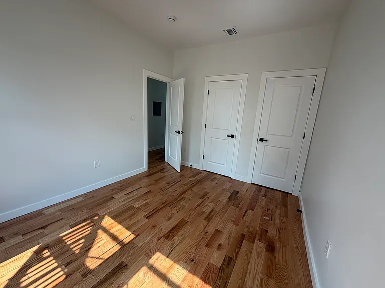 183 Woodside Ave #2R — Photo 8