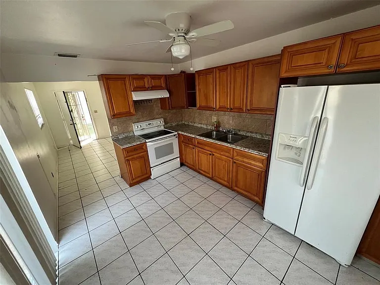 230 SW 1st St #G-8 — Photo 13