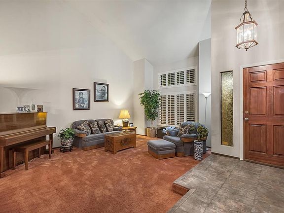 5th image of 605 Spring Hill Dr