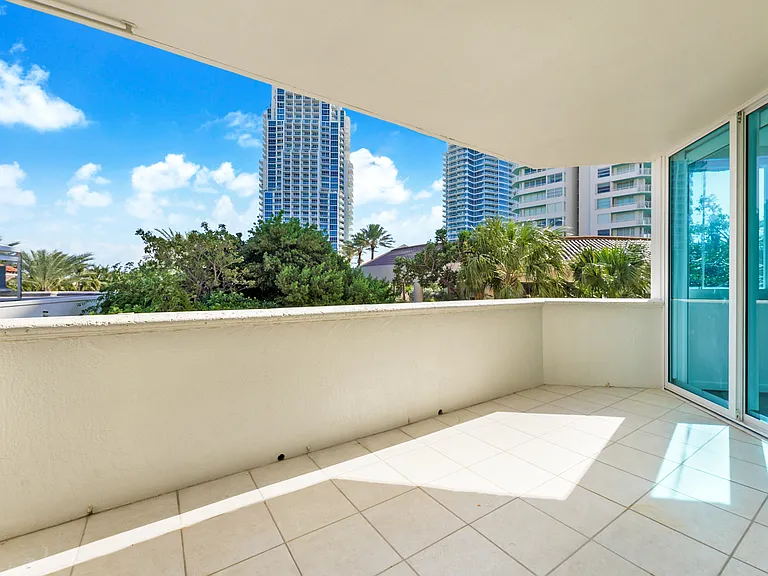 300 S Pointe Dr #405 — Photo 14