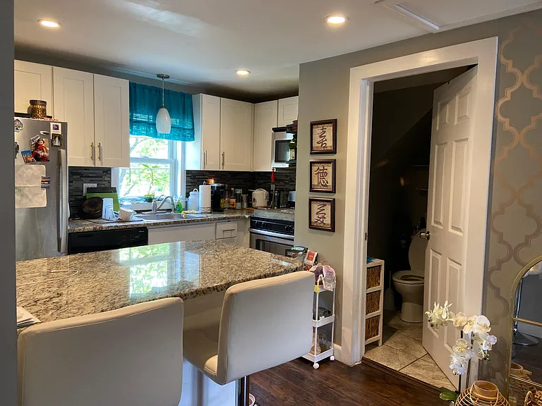 161 Broughton Ave #2 — Photo 6