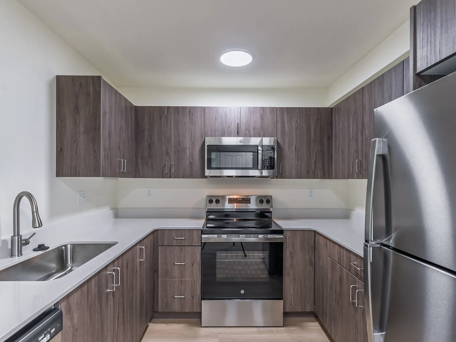 1809 East Sunset Drive — Photo 2