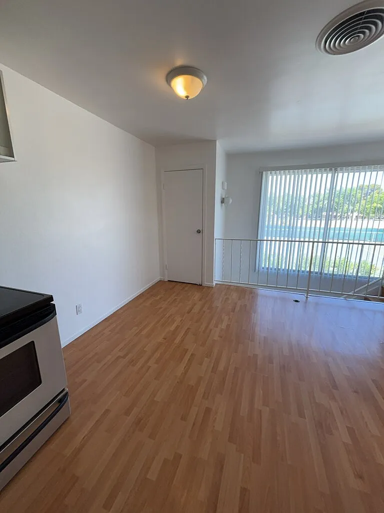 2 bed, 1.0 bath, 792 sqft, $1,200 — Photo 4