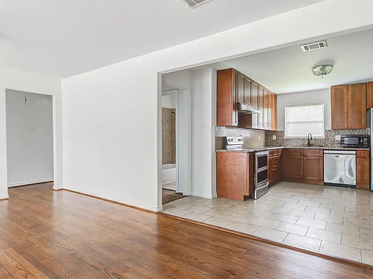 230 Bizerte St — Photo 9