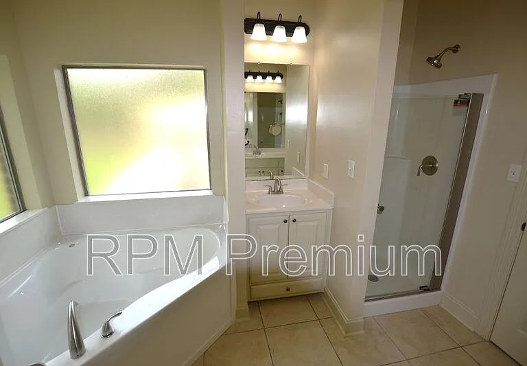 2691 Woodbend Ave — Photo 16