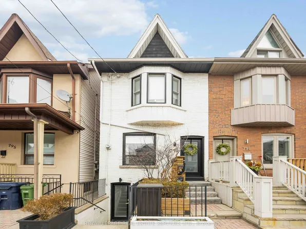793 Pape Ave #4, Toronto, ON M4K 3T2