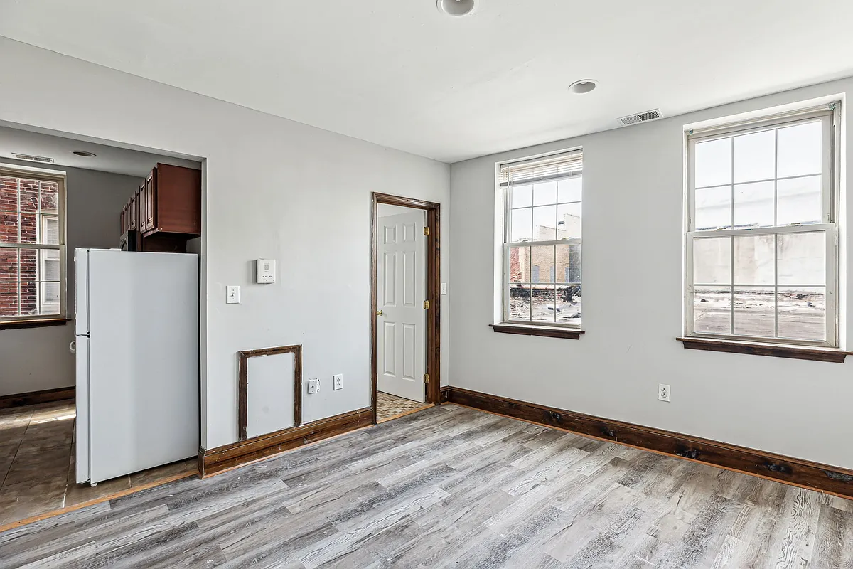 Building Photo - 5101-21 Walnut St #B203