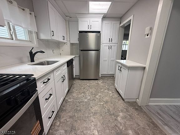 4th image of 18 Fletcher Pl