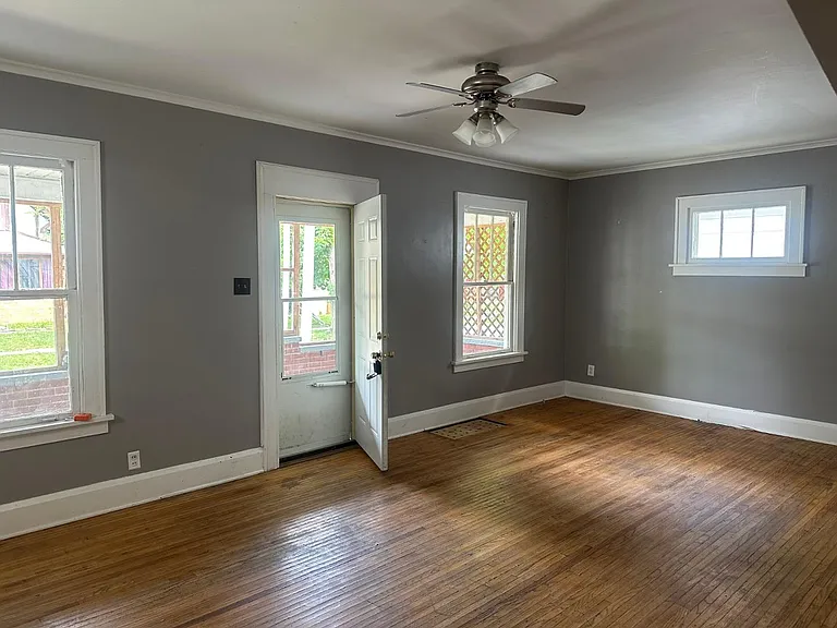 226 E Pearl St — Photo 3