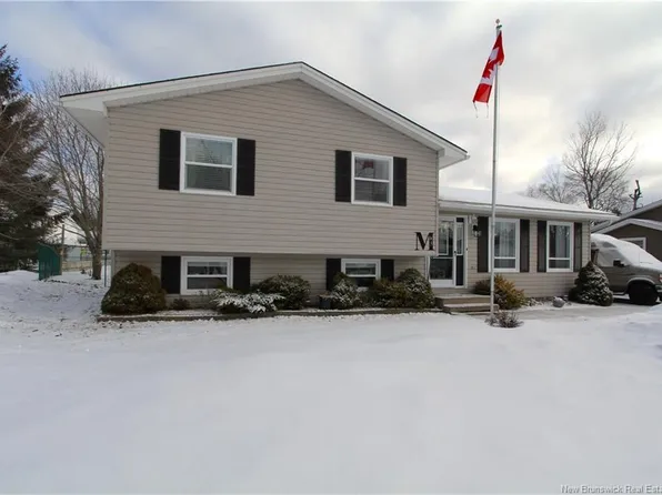 83 Mountfield Cres, Saint John, NB E2M 5R4