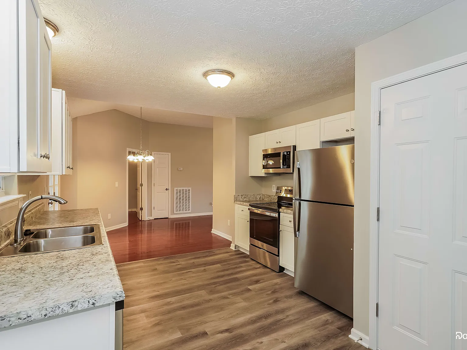 3 bed, 2.0 bath, 1333 sqft, $2,235 — Photo 3