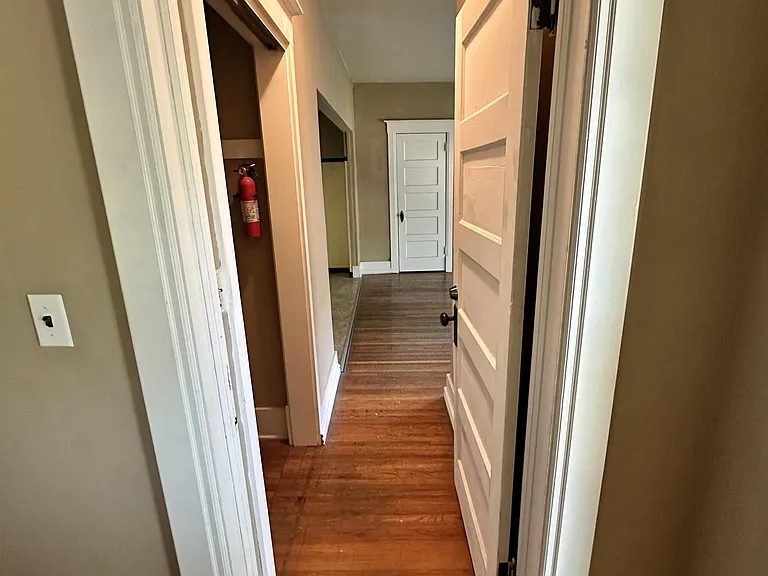 505 1/2 E Locust St #B — Photo 7