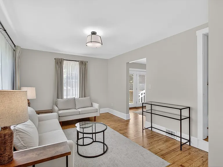 131 S Willow St — Photo 3