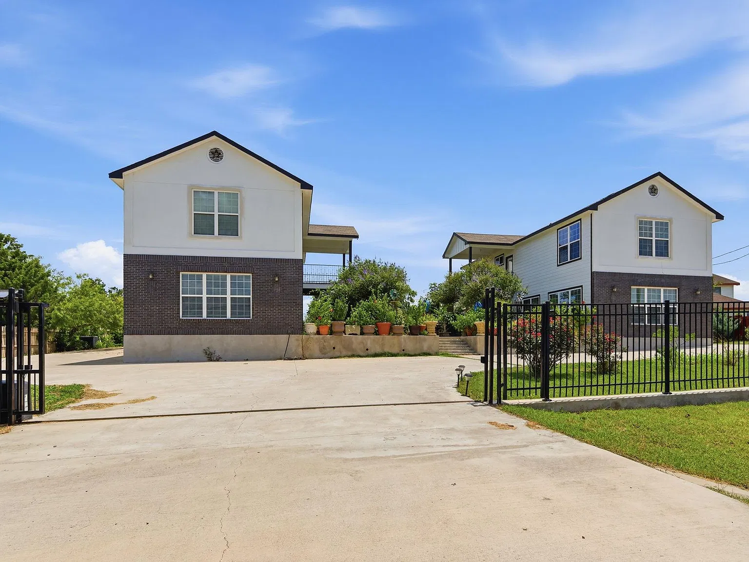 3 bed, 2.5 bath, 2400 sqft, $1,900 — Photo 1