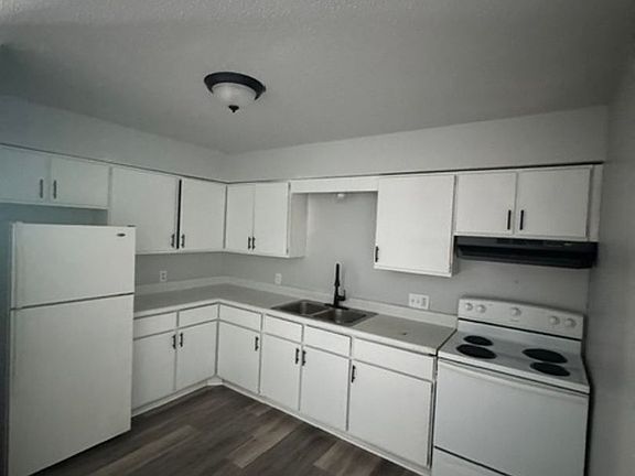 4th image of 410 Hickory Cir #5