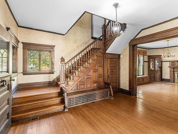 6th image of 315 E Main St
