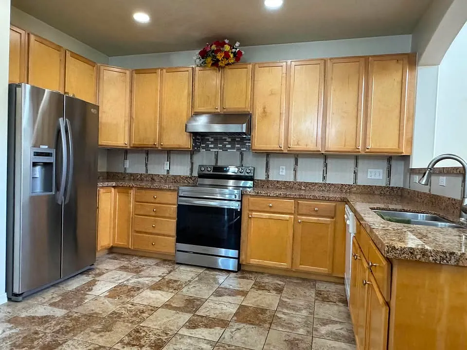 4 bed, 2500 sqft, $2,800 — Photo 2