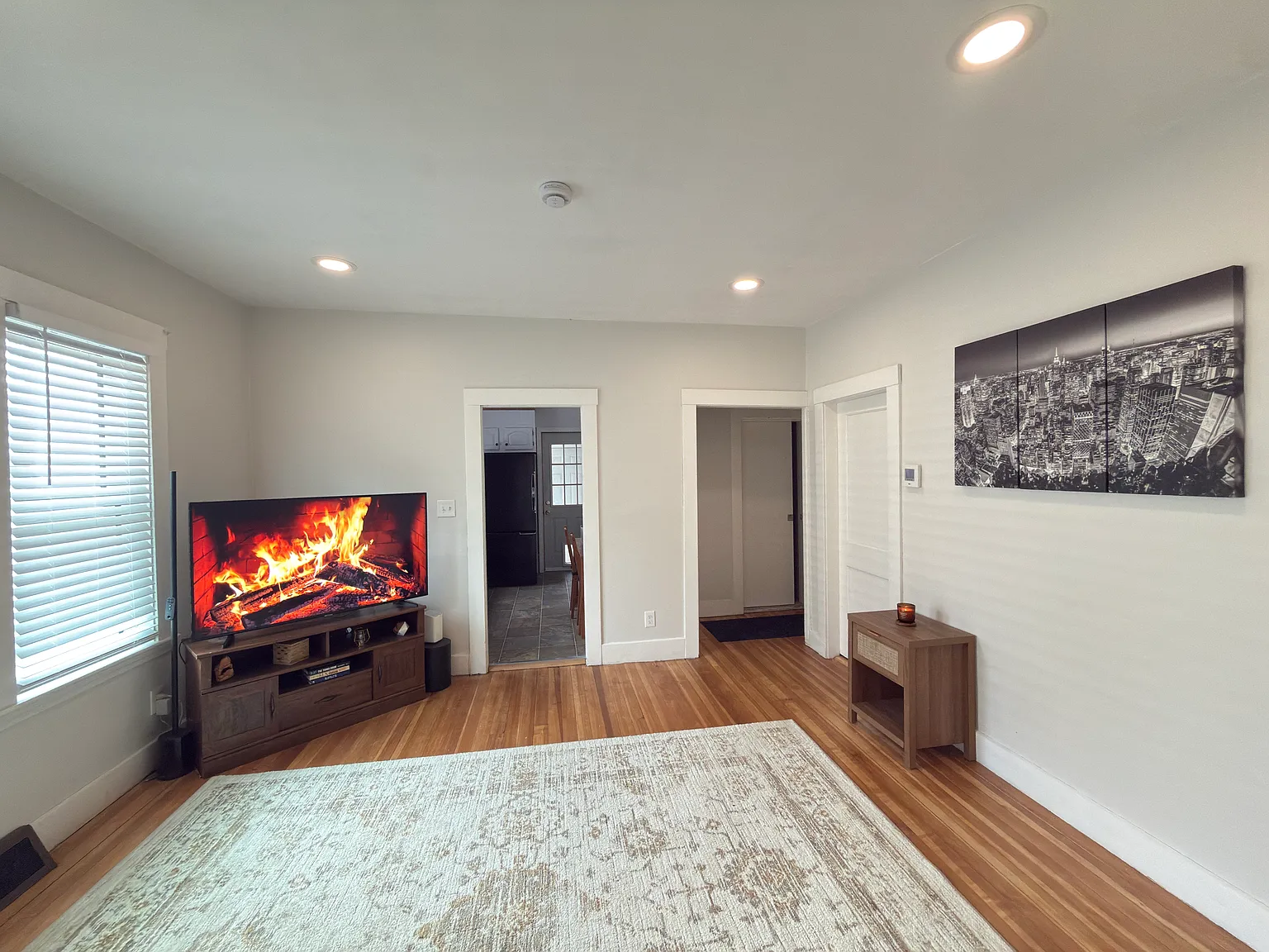 3 bed, 936 sqft, $1,350 — Photo 3