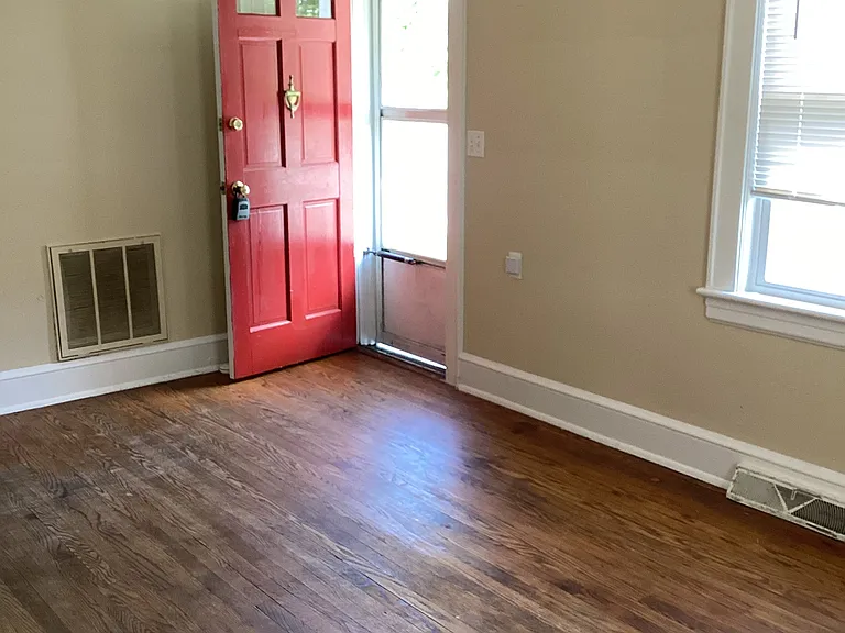 306 Front Ave — Photo 2
