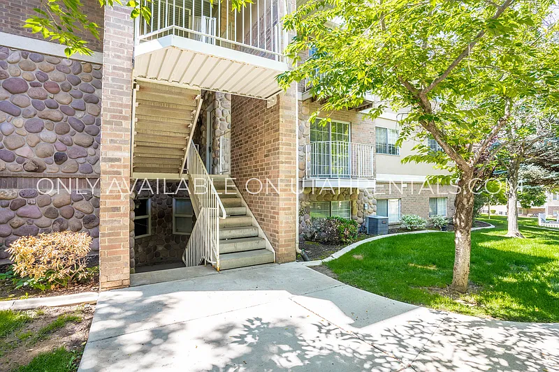 1214 W 1380 N