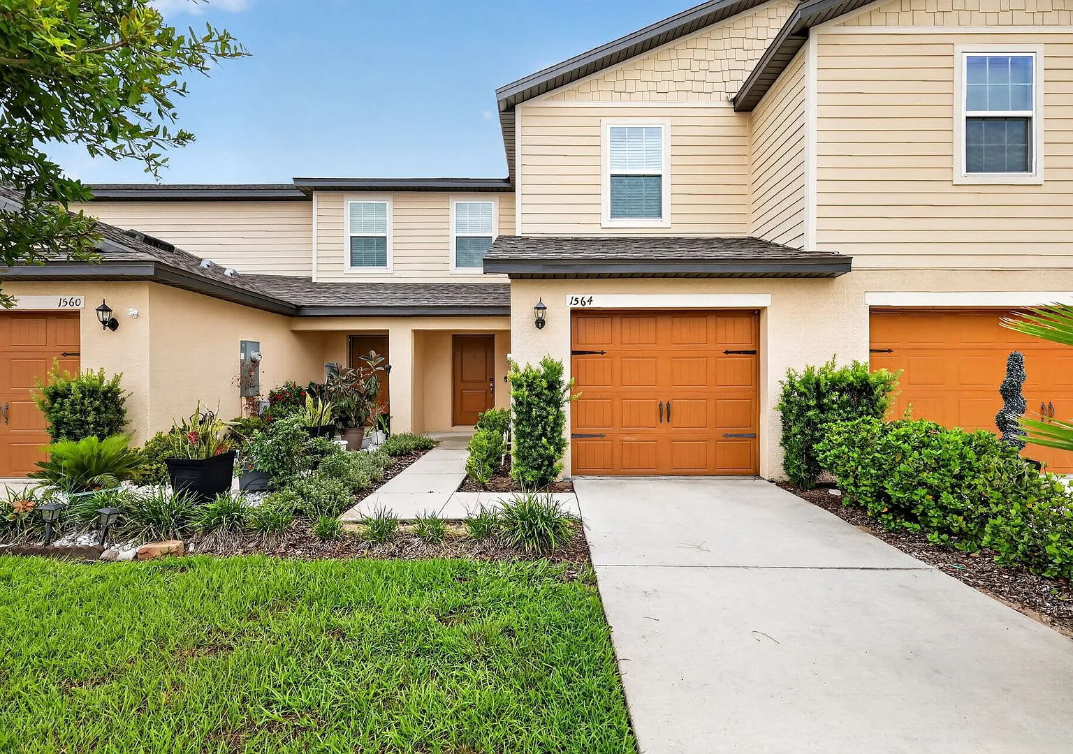 Two-Story 3BR/2.5BA Townhome in Tavares — Photo 1