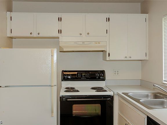 4th image of 8061 Country Rd Unit 203