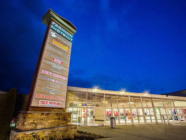 Convenient location to Potomac Mills Shopping Mall