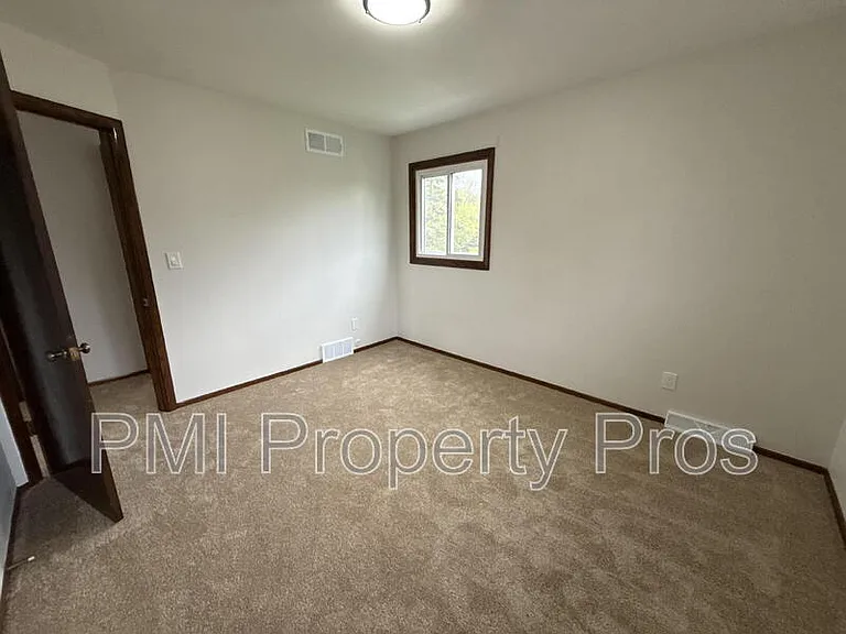 8150 S 88th St — Photo 3