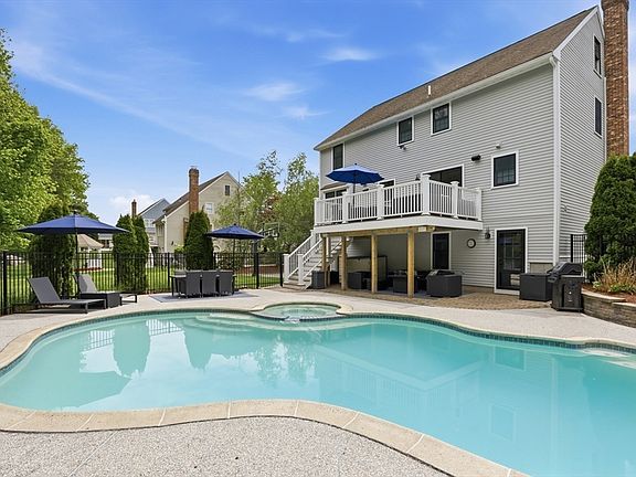 5th image of 40 Frances Dr