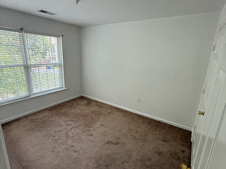 Front of house extra bedroom w/ closet