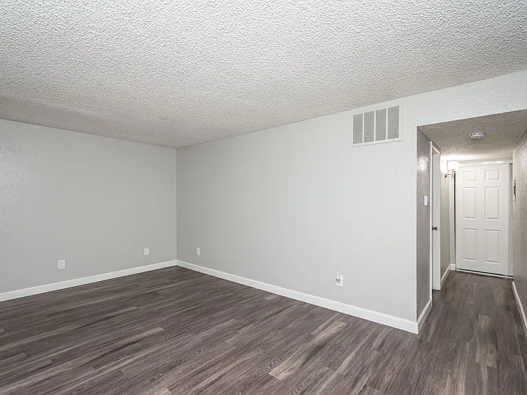 Gold Creek Apartments — Photo 32