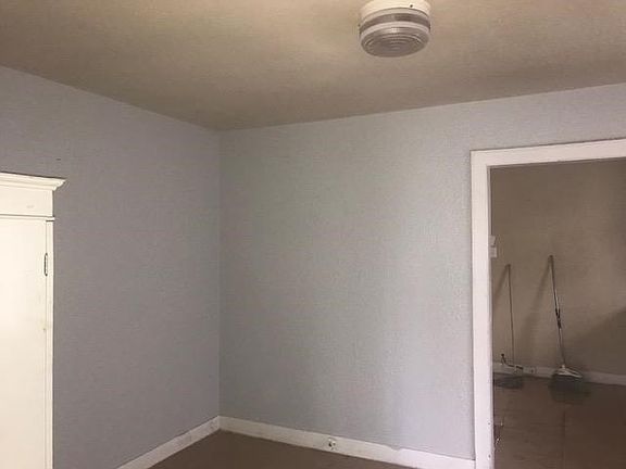 3rd image of 713 E Avenue D
