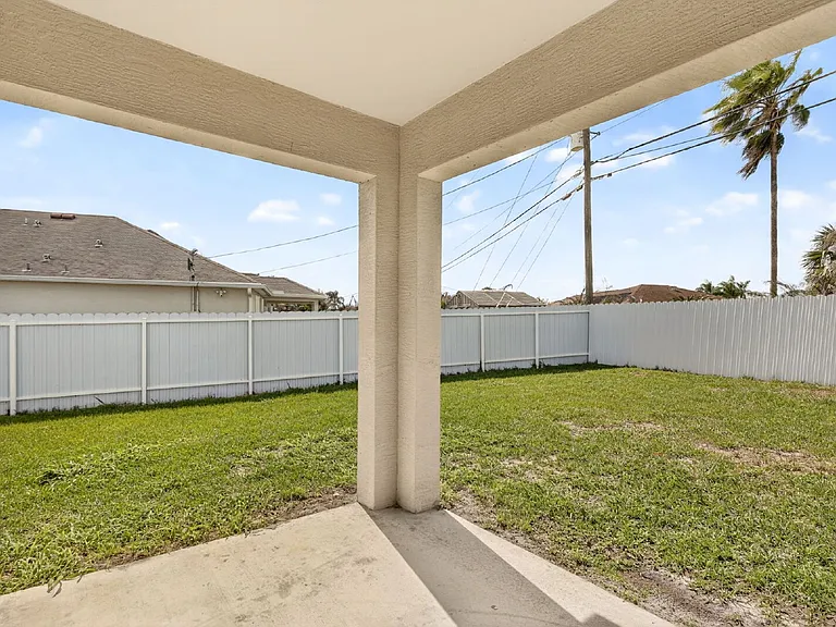 393 SW Tarra Ave — Photo 34