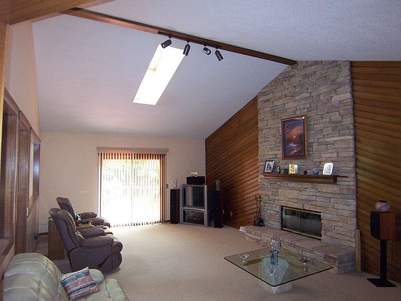 Great Rm w/vaulted ceiling