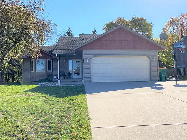 17480 Ixonia Path — Photo 1