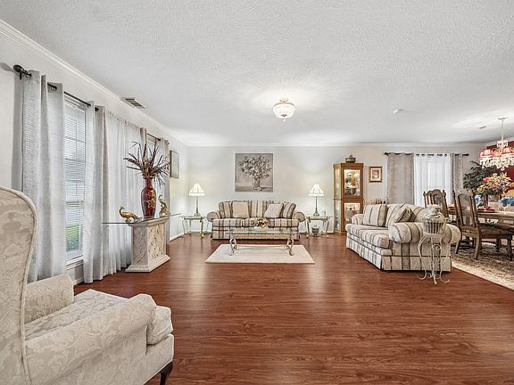 3rd image of 918 Heathcliff Dr