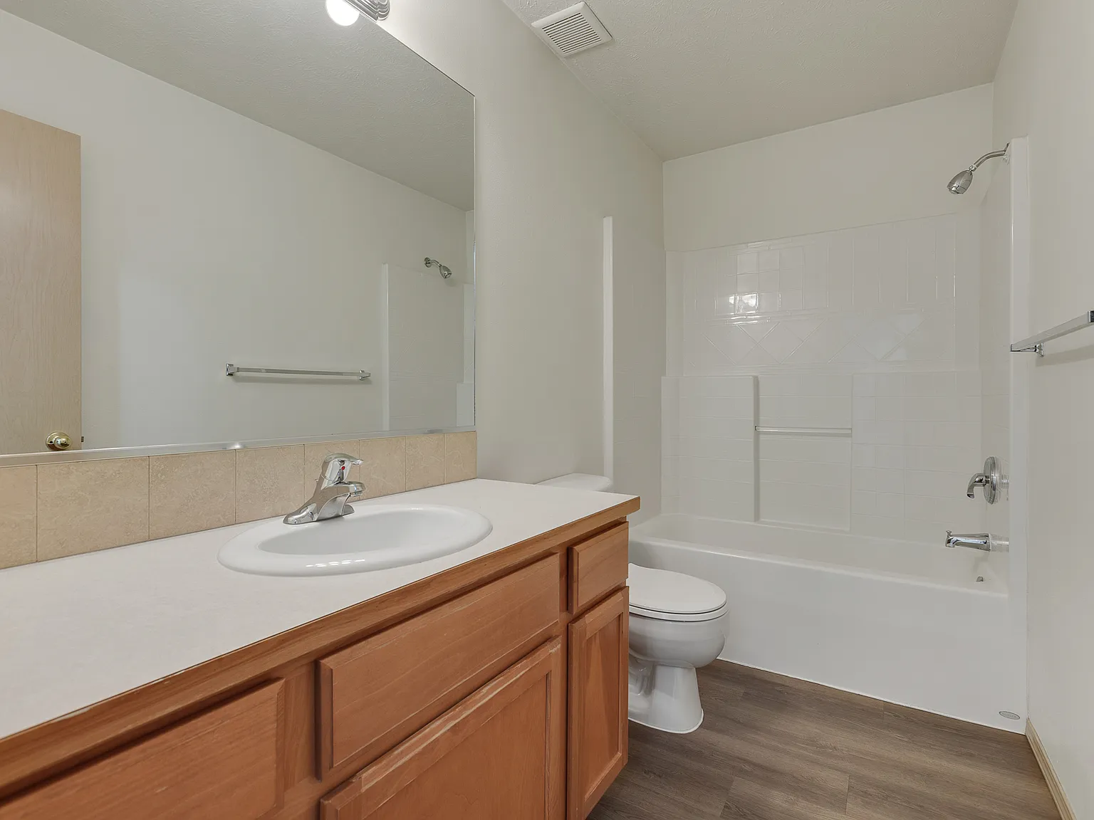 3 bed, 1400 sqft, $2,200 — Photo 3