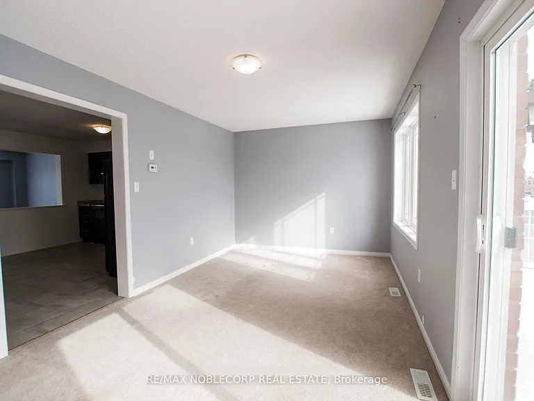 1287 Coleman Cres — Photo 11
