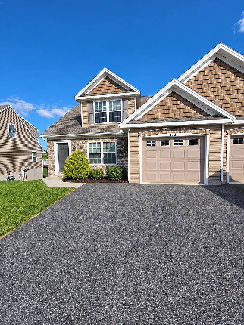 Beautiful 3 Bedroom Townhome in New Community! — Photo 2